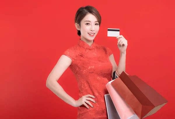 中国の新年明けましておめでとう アジアの若い女性がクレジットカードを提示し ショッピングバッグを保持 — ストック写真