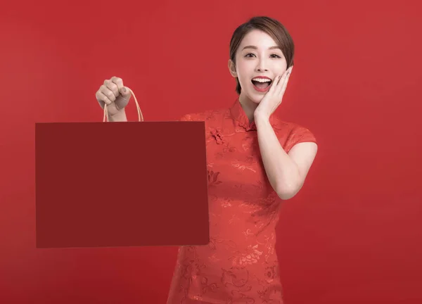 Happy Chinese New Year Excited Asian Young Woman Showing Gift — Fotografia de Stock