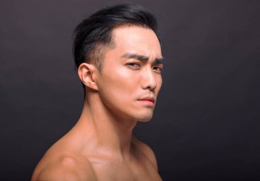 Yakın plan Asyalı yakışıklı genç adam yüzü 