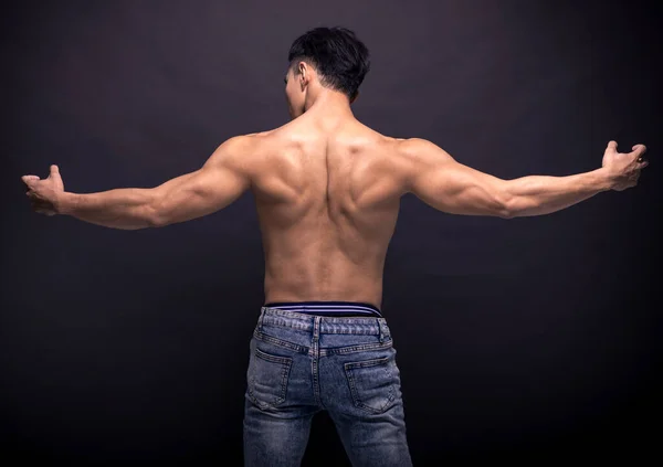 Visão Traseira Homem Jovem Muscular — Fotografia de Stock