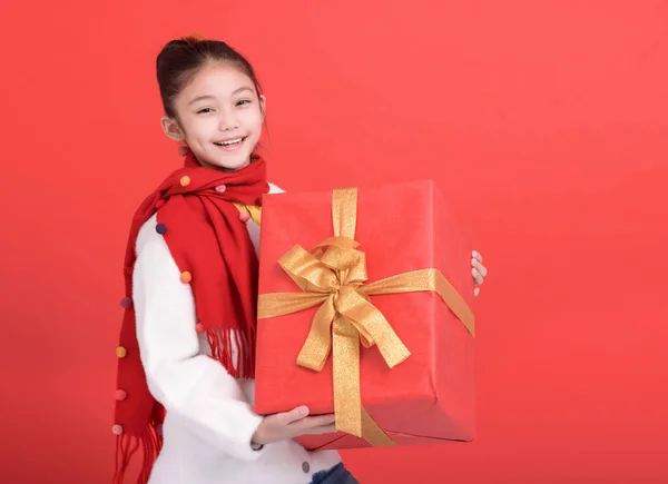 Menina Feliz Segurando Caixa Presente Vermelho — Fotografia de Stock