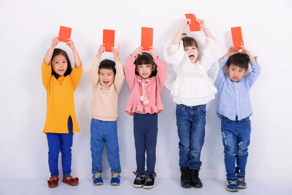 Šťastný Čínský Nový Rok Vzrušené Děti Ukazující Červené Obálky Pro — Stock fotografie