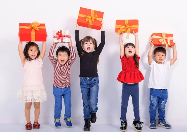 お祝いやギフトボックスを示す幸せな子供たち — ストック写真