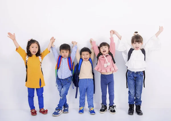 Grupo Crianças Posando Com Mãos Levantadas — Fotografia de Stock