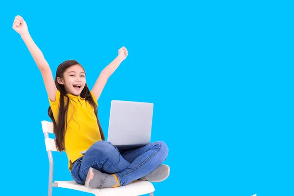 幸せな学生の女の子は椅子に座っている間にラップトップコンピュータを保持 — ストック写真