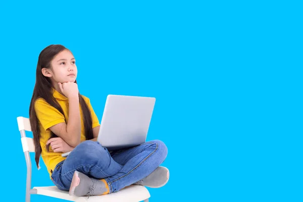 Schülerin Lernt Mit Laptop Und Denkt Sich Die Antwort Aus — Stockfoto