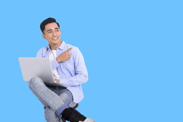 Stijlvolle Man Gekleed Casual Werken Met Laptop — Stockfoto