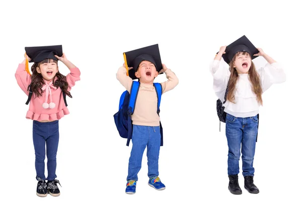 Glücklich Aufgeregte Kinder Mit Abschlussmütze Und Geschrei — Stockfoto