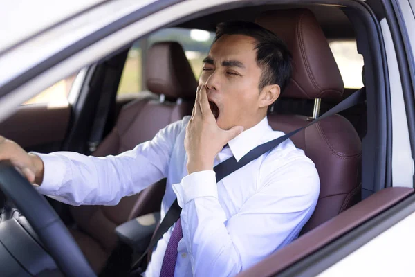 Homem Negócios Parece Cansado Bocejando Enquanto Dirige Carro — Fotografia de Stock