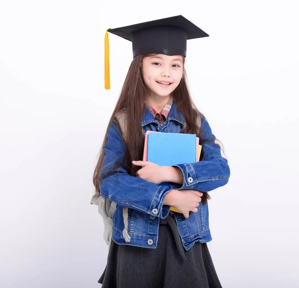Lächelnde Studentin Hält Mit Und Steht Auf Weißem Hintergrund — Stockfoto