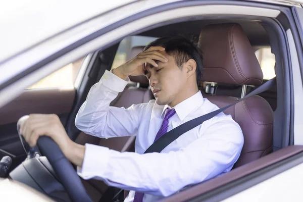 Nemocný Unavený Obchodník Řídí Auto Čeká Dopravní Zácpě — Stock fotografie