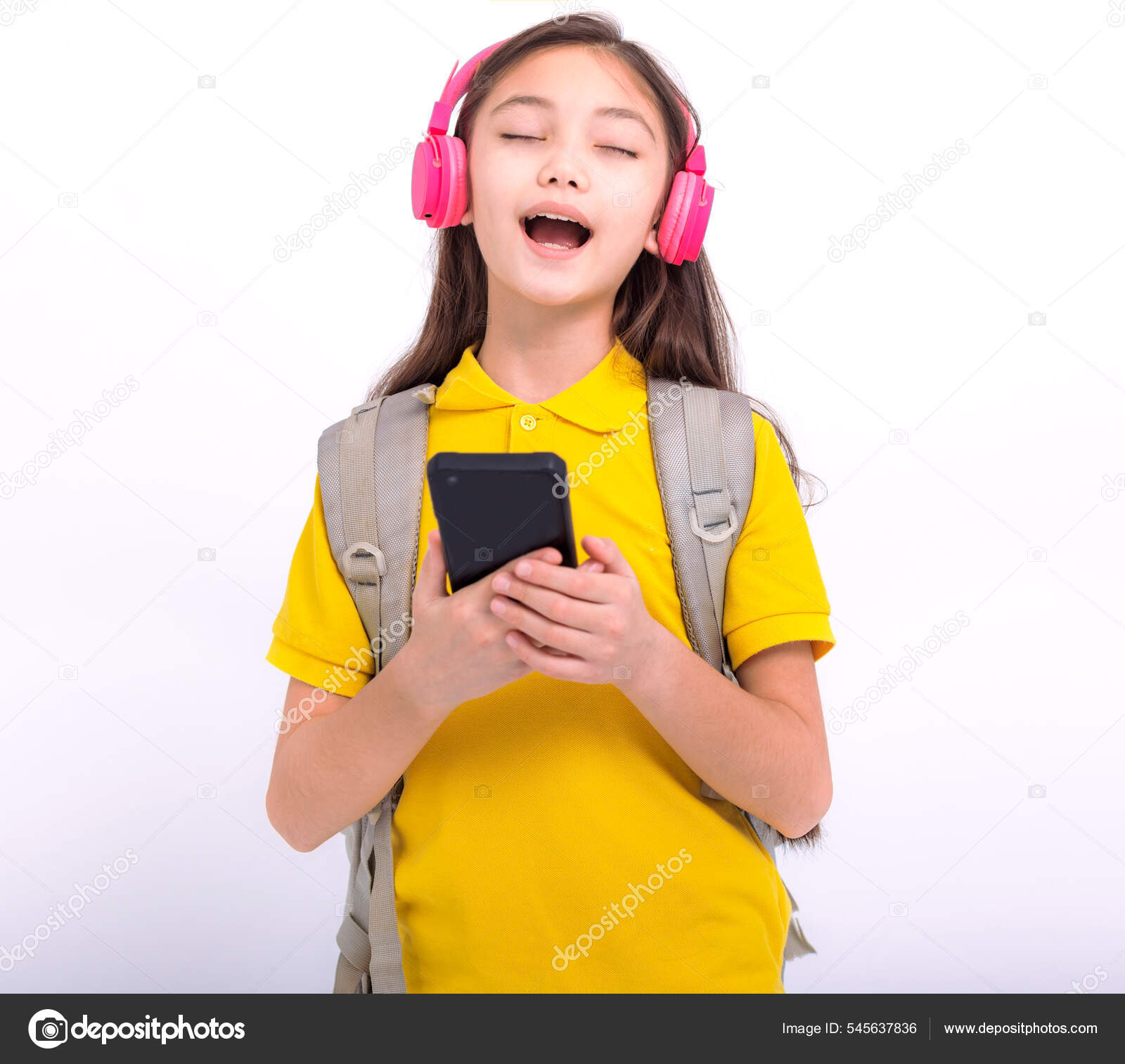 Linda garota asiática usando fone de ouvido aprendendo música de