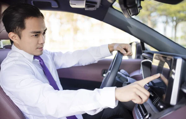 Beau Jeune Homme Utilisant Système Navigation Tout Conduisant Voiture — Photo