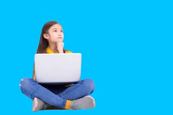 Estudante Menina Estudando Com Computador Portátil Pensando Anout Problema — Fotografia de Stock