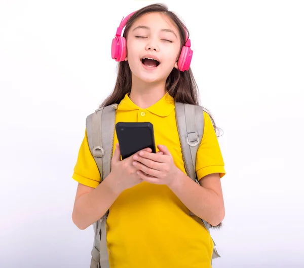 Mutlu Öğrenci Kız Kulaklıkla Müzik Dinliyor Şarkı Söylüyor — Stok fotoğraf