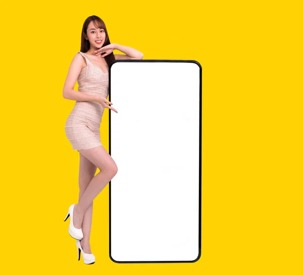 Szczęśliwa Młoda Kobieta Stojąca Krzywy Duży Smartfon Białym Ekranem — Zdjęcie stockowe