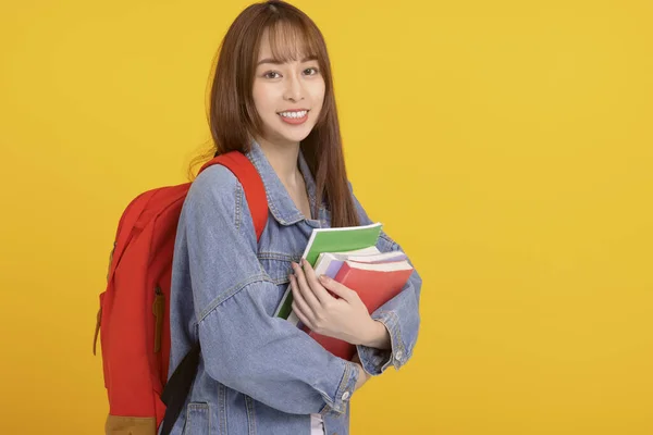 Wesoła Młoda Kobieta College Student Trzymając Książki — Zdjęcie stockowe