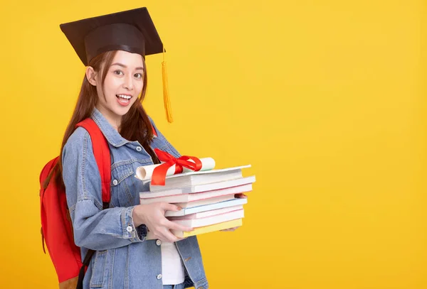 Glad Asiatisk Tjej College Student Graduation Cap Leende Och Hålla — Stockfoto