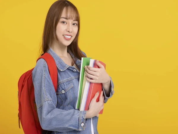 Bella Ragazza Asiatica Studente Universitario Sorridente Tenendo Libri — Foto Stock