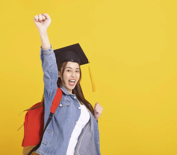 快乐的亚洲女大学生在毕业典礼上的成功姿态 — 图库照片