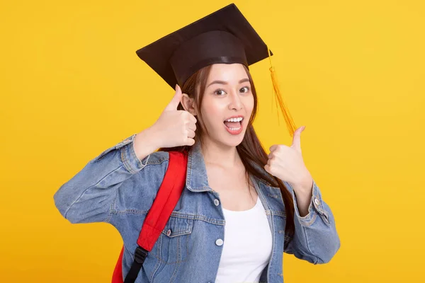 Felice Asiatico Ragazza College Studente Laurea Cap Con Pollice Gesto — Foto Stock