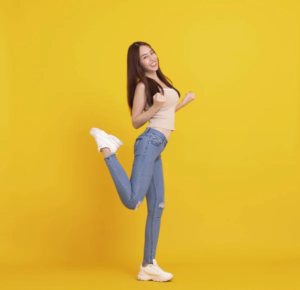 Feliz Chica Asiática Saltando Celebrando Aislado Sobre Amarillo —  Fotos de Stock