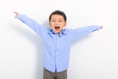 Beyaz izole mutlu küçük çocuk