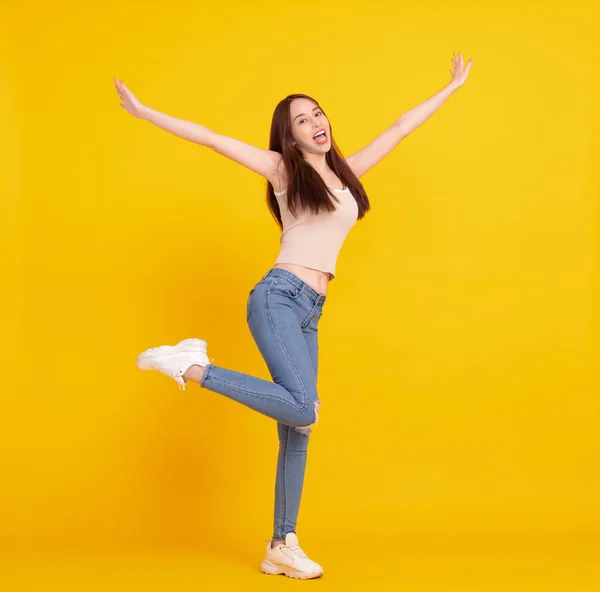快乐的年轻女子跳起来庆祝被黄隔离的日子 — 图库照片