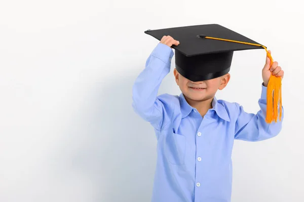 Happy Kid Chłopiec Czapce Dyplomowej Zakryć Oczy — Zdjęcie stockowe
