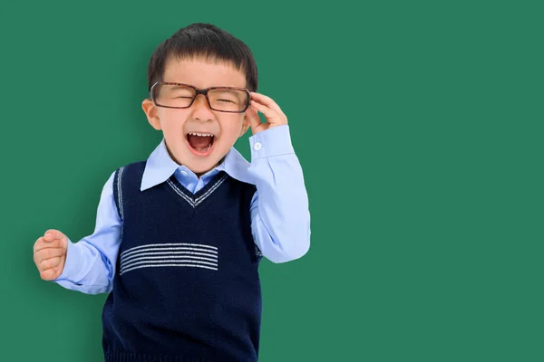 Happy Kid Garçon Tenant Des Lunettes Amusant Stand Devant Tableau — Photo