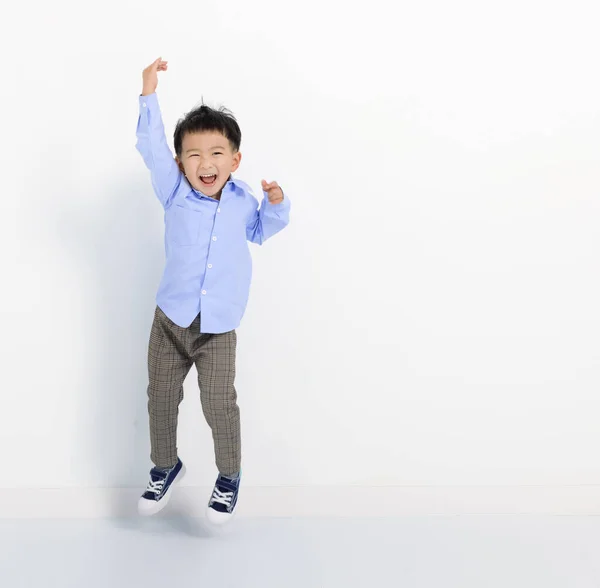 Menino Feliz Pulando Fundo Branco — Fotografia de Stock