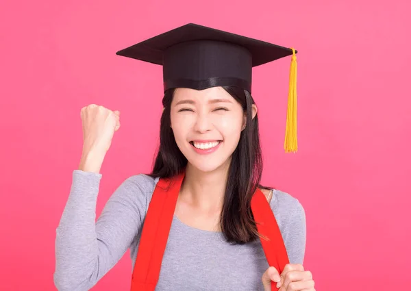 快乐的亚洲女大学生在毕业典礼上的成功姿态 — 图库照片