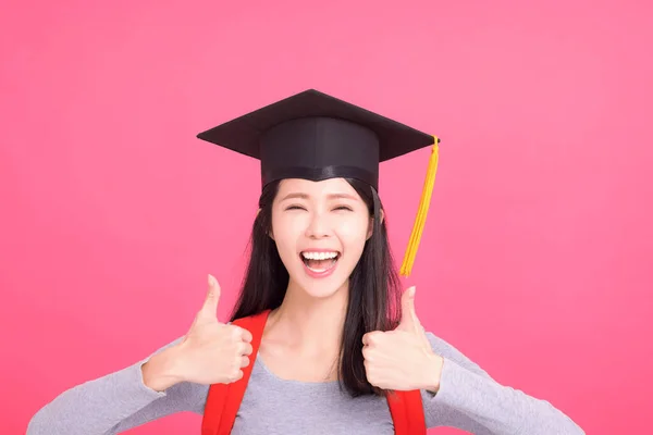 Felice Studentessa Universitaria Cappello Laurea Con Gesto Successo — Foto Stock