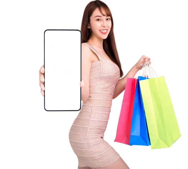 Ευτυχισμένη Νεαρή Γυναίκα Που Δείχνει Μεγάλο Smartphone Λευκή Οθόνη Αγορές — Φωτογραφία Αρχείου