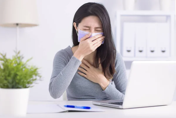 Gestresste Junge Frau Mit Medizinischer Gesichtsmaske Und Arbeit Home Office — Stockfoto