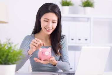 Genç Kadın Merkez Bankasına Para Koyuyor