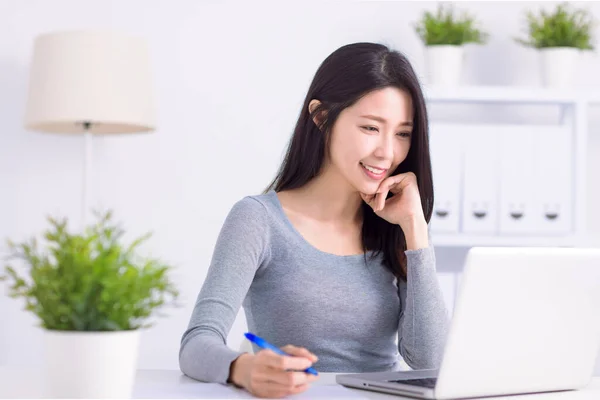 Jovem Empresária Usando Laptop Trabalhando Escritório Casa — Fotografia de Stock