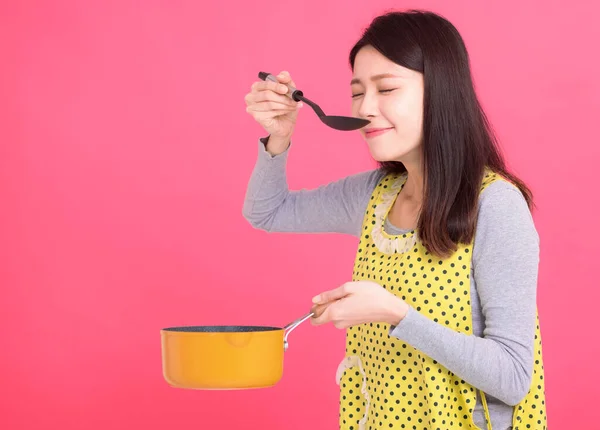 Mujer Joven Ama Casa Usando Delantal Cocina Mientras Cocina —  Fotos de Stock