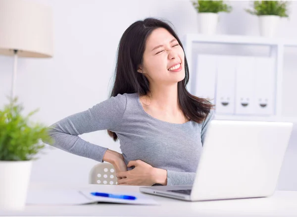 Gestresste Frau Sitzt Hause Schreibtisch Vor Dem Laptop Und Berührt — Stockfoto