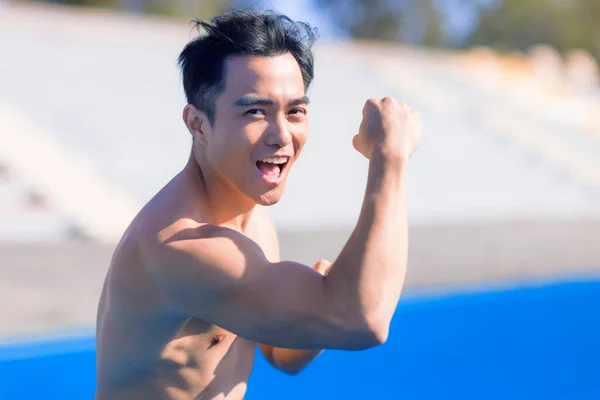 Emocionado Hombre Joven Forma Con Músculos Que Estiran Calientan Antes — Foto de Stock