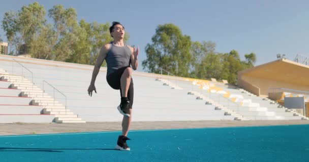Forte Atletica Fit Man Energeticamente Jogging Sul Posto Allo Stadio — Video Stock