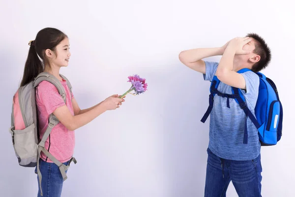 Meisje Geeft Jongen Een Bos Van Bloemen — Stockfoto