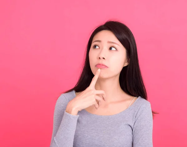 Asiática Joven Mujer Mirada Vacío Espacio Pensamiento Idea Aislado Rosa — Foto de Stock