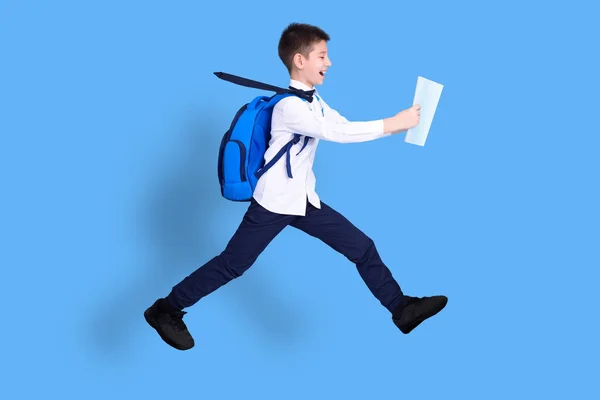 Feliz Niño Saltando Estudiando Con Libro — Foto de Stock