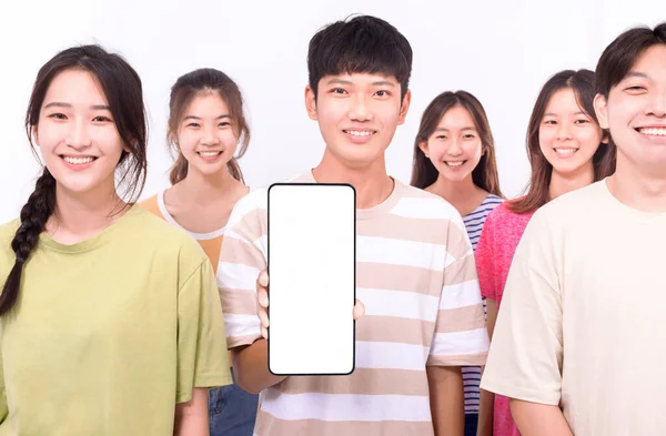 Feliz Joven Grupo Adolescente Estudiante Mostrando Teléfono Inteligente Con Pantalla — Foto de Stock
