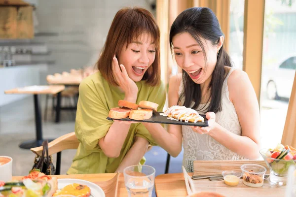 Šťastné Přítelkyně Spolu Obědvají Restauraci — Stock fotografie