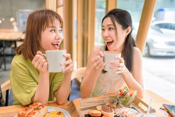 Felice Giovani Donne Che Bevono Caffè Caffetteria — Foto Stock