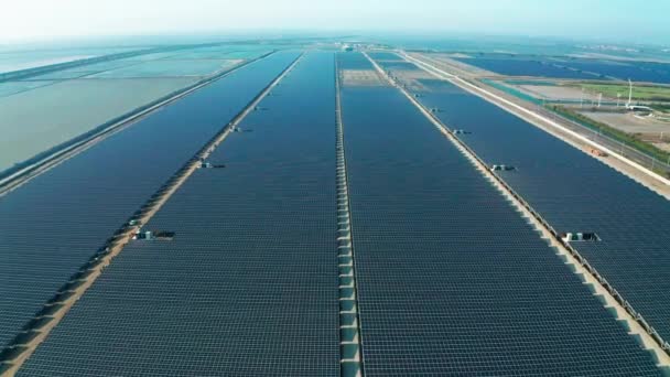 工业光静态太阳能电池板的空中视图 光电供电系统 太阳能发电厂 — 图库视频影像