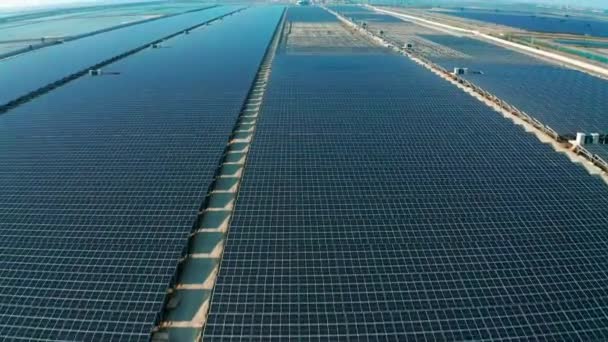 Endüstriyel Fotostatik Güneş Panellerinin Hava Görüntüsü Güneş Enerjisi Santrali Yapım — Stok video