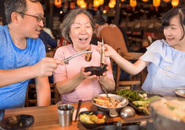 Restoranda anneler günü kutlu olsun.